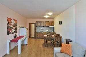 Kuchyň nebo kuchyňský kout v ubytování Two bedroom on a budget at Briz area + 8 fotografií