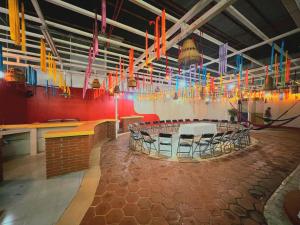 una stanza con tavolo, sedie e luci colorate di Alojamientos OHANA a Città di Oaxaca