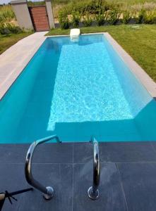 Bazén v ubytování Mythical Olympus Mare Seaside Pool Villas nebo v jeho okolí
