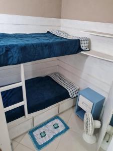 Giường trong phòng chung tại Chalé Vale do Bosque