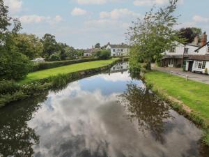a river in a town with houses and trees at Daisy in Leominster