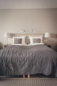 A bed or beds in a room at Hótel Fransiskus Stykkishólmi