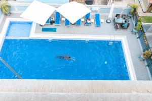 Der Swimmingpool an oder in der Nähe von Urban Park Suites Hotel