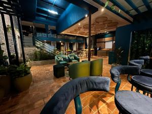 Ein Sitzbereich in der Unterkunft Urban Park Suites Hotel