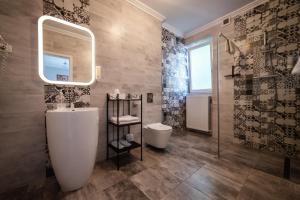 Koupelna v ubytování COMPLEX LIVING + 37 fotografií