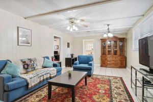a living room with a couch and two chairs and a table at NOLA (3Bd) hub in Metairie