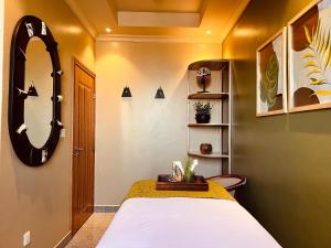 Ein Bett oder Betten in einem Zimmer der Unterkunft Urban Park Suites Hotel