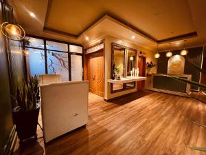 Ein Sitzbereich in der Unterkunft Urban Park Suites Hotel