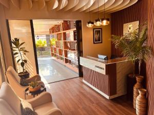 Ein Sitzbereich in der Unterkunft Urban Park Suites Hotel