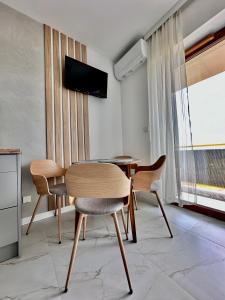 a dining room with a table and chairs at Vidok Residence Apartments in Młoszowa