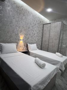 タシュケントにあるTownHouse Near To Tashkent Terminal 3のベッド2台が隣同士に設置された部屋です。