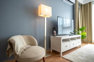 Posezení v ubytování Modern Stylish 2br Apt, Near Eyp Sultan Mosque