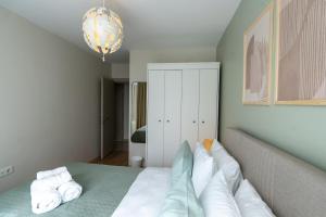 Postel nebo postele na pokoji v ubytování Modern Stylish 2br Apt, Near Eyp Sultan Mosque