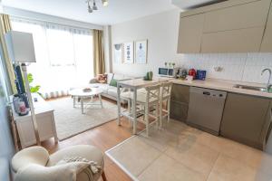 Kuchyň nebo kuchyňský kout v ubytování Modern Stylish 2br Apt, Near Eyp Sultan Mosque
