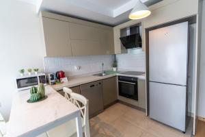 Kuchyň nebo kuchyňský kout v ubytování Modern Stylish 2br Apt, Near Eyp Sultan Mosque