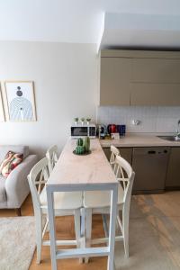 Kuchyň nebo kuchyňský kout v ubytování Modern Stylish 2br Apt, Near Eyp Sultan Mosque