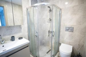 Koupelna v ubytování Modern Stylish 2br Apt, Near Eyp Sultan Mosque