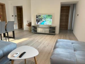 Una televisión o centro de entretenimiento en Livan Apartment