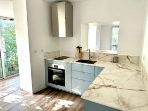Η κουζίνα ή μικρή κουζίνα στο Appartement avec jardin privé à 2min de la plage +21 φωτογραφίες