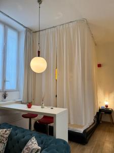 Postel nebo postele na pokoji v ubytování HomeSuite sul Lago