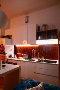 Kuchyň nebo kuchyňský kout v ubytování HomeSuite sul Lago