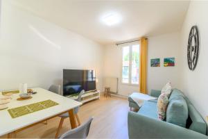 Televisyen dan/atau pusat hiburan di Le Chevreul appartement entier proche Paris