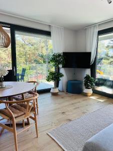 TV a/nebo společenská místnost v ubytování Hevenia Pogorzelica - Szum Morza Apartment-Sunny Side Baltic + 40 fotografií