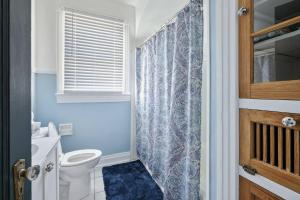 Ένα μπάνιο στο Center of NOLA Loft - walk to Ochsner +30 φωτογραφίες