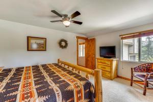 Un dormitorio con una cama y un ventilador de techo. en 2 Mi to Downtown Home with Hot Tub in Estes Park!, en Estes Park