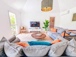 Televisyen dan/atau pusat hiburan di Villa Casa Mia private pool waterfront
