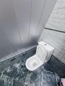 Vannituba majutusasutuses Aframe Heating pool FrD