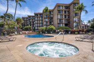 a hot tub in front of a hotel at Hip Hawaiian Oceanfront Vistas in Kihei