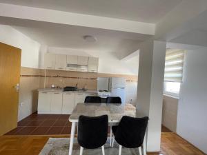 Η κουζίνα ή μικρή κουζίνα στο Apartman Ady 2