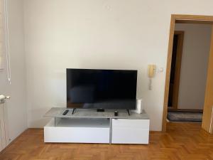 Μια τηλεόραση ή/και κέντρο ψυχαγωγίας στο Apartman Ady 2