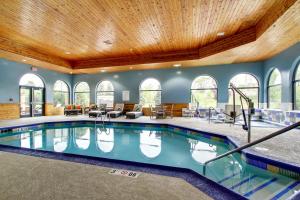 Bazén v ubytování Holiday Inn Express & Suites Aurora - Naperville by IHG nebo v jeho okolí