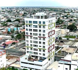 una vista aérea de un edificio blanco alto en una ciudad en Kattyapartament 1103vista al mar, en Salinas