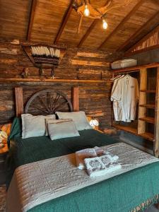 a bedroom with a bed in a log cabin at Cabanas do Paiol Texas Cabin Toledo MG in Toledo +59 photos