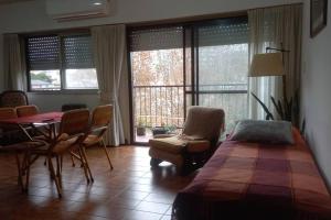 ein Schlafzimmer mit einem Bett und einem Tisch und Stühlen in der Unterkunft Departamento ideal corta estadía in Ramos Mejía + 13 Fotos