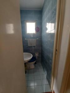 ein Badezimmer mit Toilette und Waschbecken und einem Fenster in der Unterkunft Departamento ideal corta estadía in Ramos Mejía