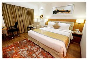 a bedroom with a large bed in a hotel room at Best Western Plus Tejvivaan in Visakhapatnam