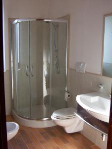 A bathroom at Masseria La Gravina