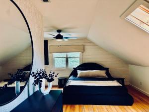 Un dormitorio con una cama en un ático en MOONLIGHT MOUNTAIN MANOR - Cedar Hot Tub, Views & Games, en Horse Shoe