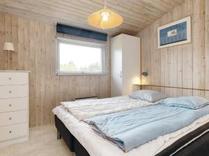 Giường trong phòng chung tại 4 star holiday home in Præstø-By Traum