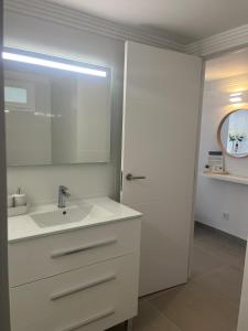 Kúpeľňa v ubytovaní Apartamento Callao Salvaje en el mar con wifi + 12 fotografií