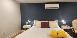 Un dormitorio con una cama blanca con una pared azul. en Private Studio Close to Downtown Rhinebeck, en Rhinebeck