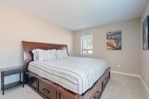 1 dormitorio con 1 cama con cabecero de madera y ventana en Lake Chelan Shores: To Ski or Knot #18-6, en Chelan 33 fotos más
