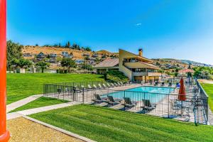 una piscina con sillas y una casa en Lake Chelan Shores: To Ski or Knot #18-6, en Chelan