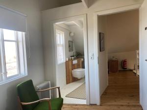 un bagno con un lavandino e un water in una stanza di Melar Guesthouse a Kópasker