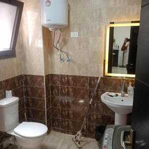 Et badeværelse på قرية جراند هيلز الساحل الشمالى