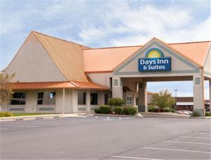 un day inn building con un cartello sopra di Days Inn & Suites by Wyndham Kokomo a Kokomo